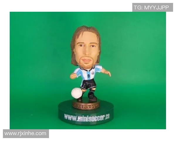 足球明星挂件摆件艺术品欣赏与收藏推荐让你感受足球魅力与风采